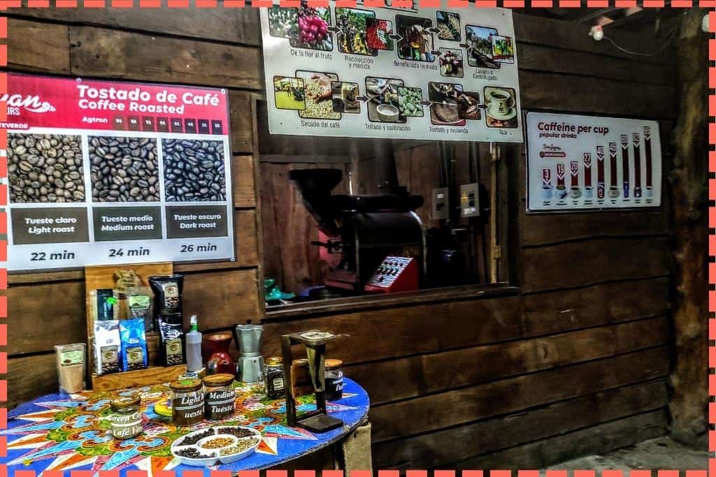Carteleras informativas detallando la producción del café, los diferentes tuestes del grano, los niveles de cafeína y más información educativa en la granja de café Don Juan de Monteverde