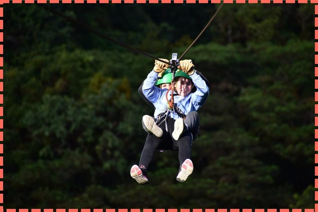 Sofi e Ian juntos en una tirolina, sobrevolando el impresionante Bosque Nuboso Monteverde.
