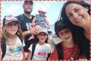 Toda la familia de Tere Watson al completo riendo frente a la cámara con la playa de Punta Cana de Fondo.