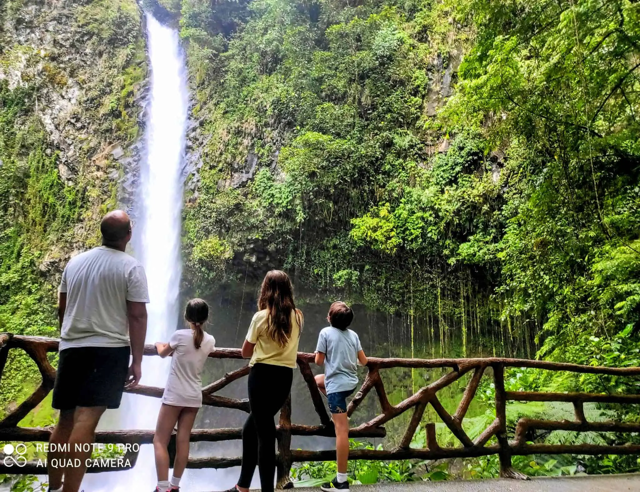 Familia mirando la cascada la Fortuna Costa Rica.