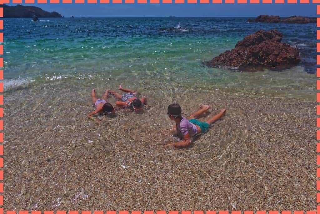 Hijos de Tere Watson haciendo snorkel y disfrutando de las maravillosas conchas en la costa de Playa Conchal.