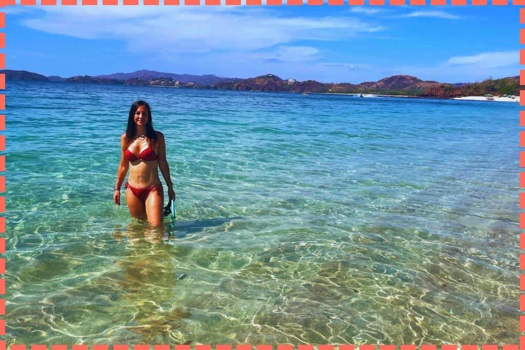 Mujer en bikini posando en Playa Conchal, con su impresionante agua cristalina y arena blanca, resaltando las hermosas playas de Costa Rica.