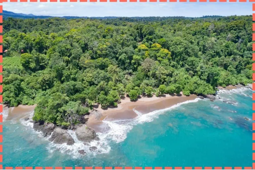 Imagen aérea de las extensas playas y la selva de Corcovado, con aguas cristalinas en Costa Rica