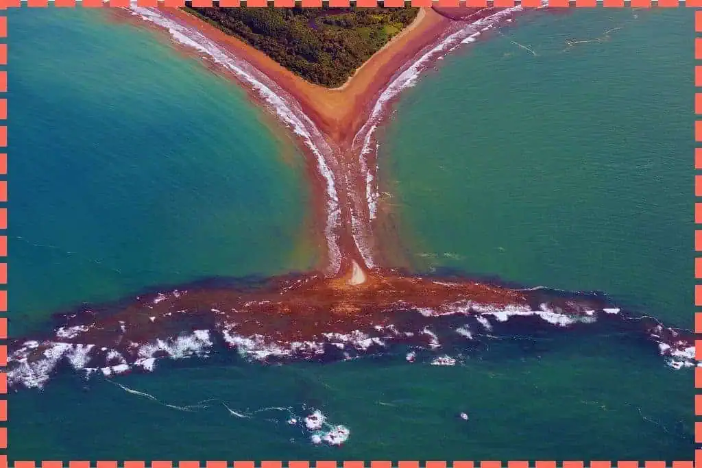 Imagen aérea de la costa de Costa Ballena en Costa Rica, con una forma que se asemeja a la cola de una ballena.