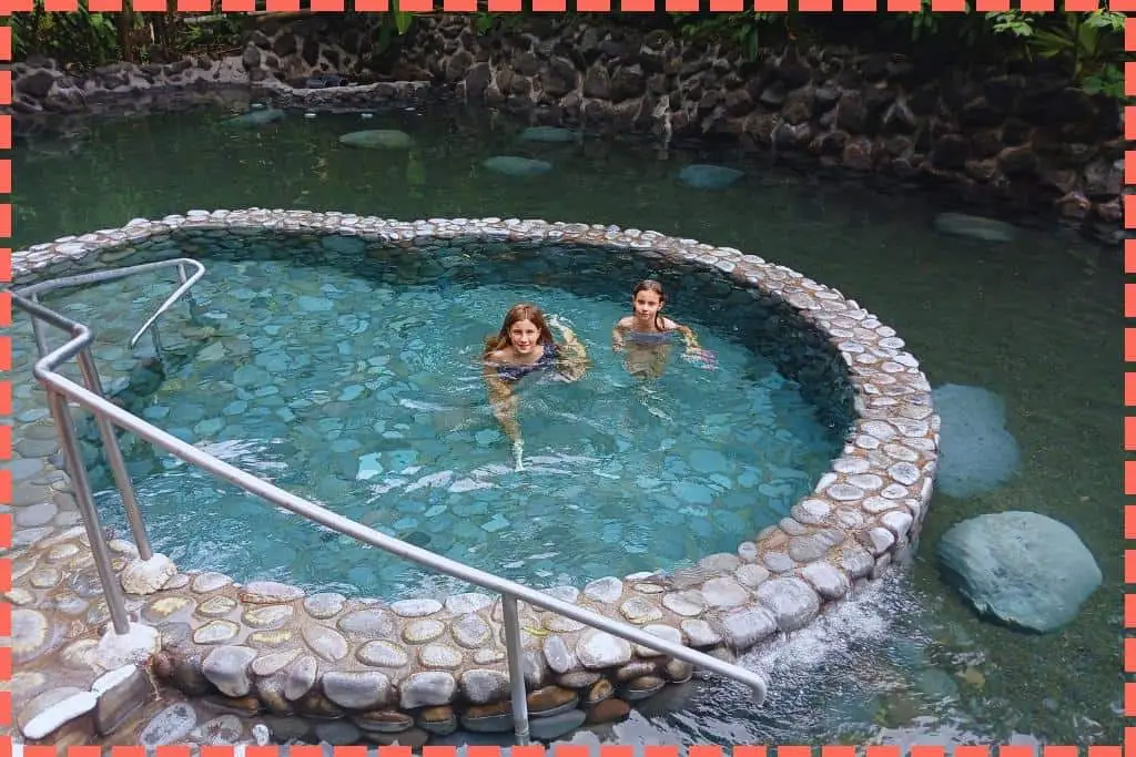 Sofi y Vicky disfrutando en las aguas termales de Ecotermales en La Fortuna.