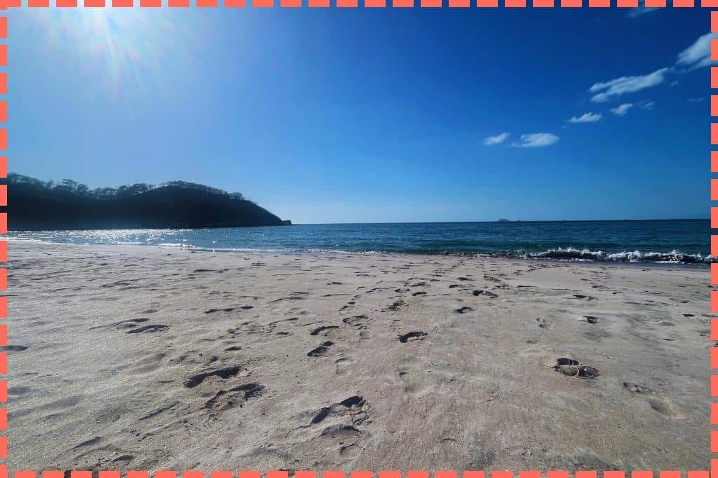 Imagen brillante y soleada de Playa Minas con su característica arena blanca, capturando un día perfecto en las playas de Costa Rica."
