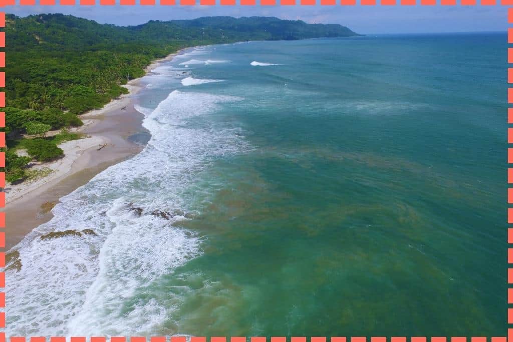 Vista aérea impresionante de las diversas playas de Santa Teresa en Costa Rica, mostrando su extensión y belleza única.