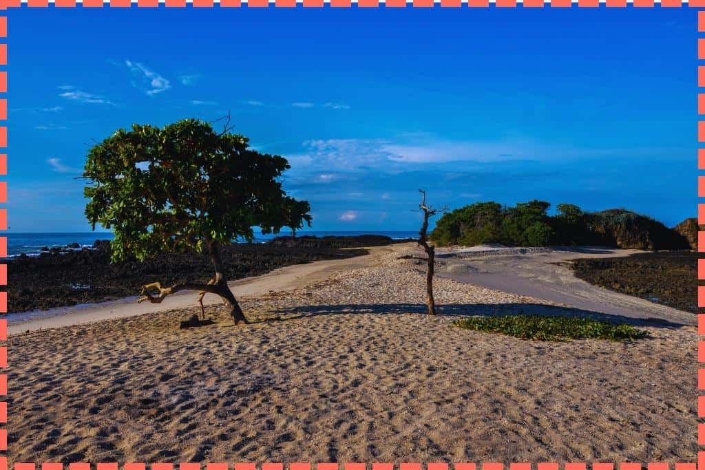 Vista serena de la playa San Juanillo, destacando su encanto natural y tranquilidad en Costa Rica