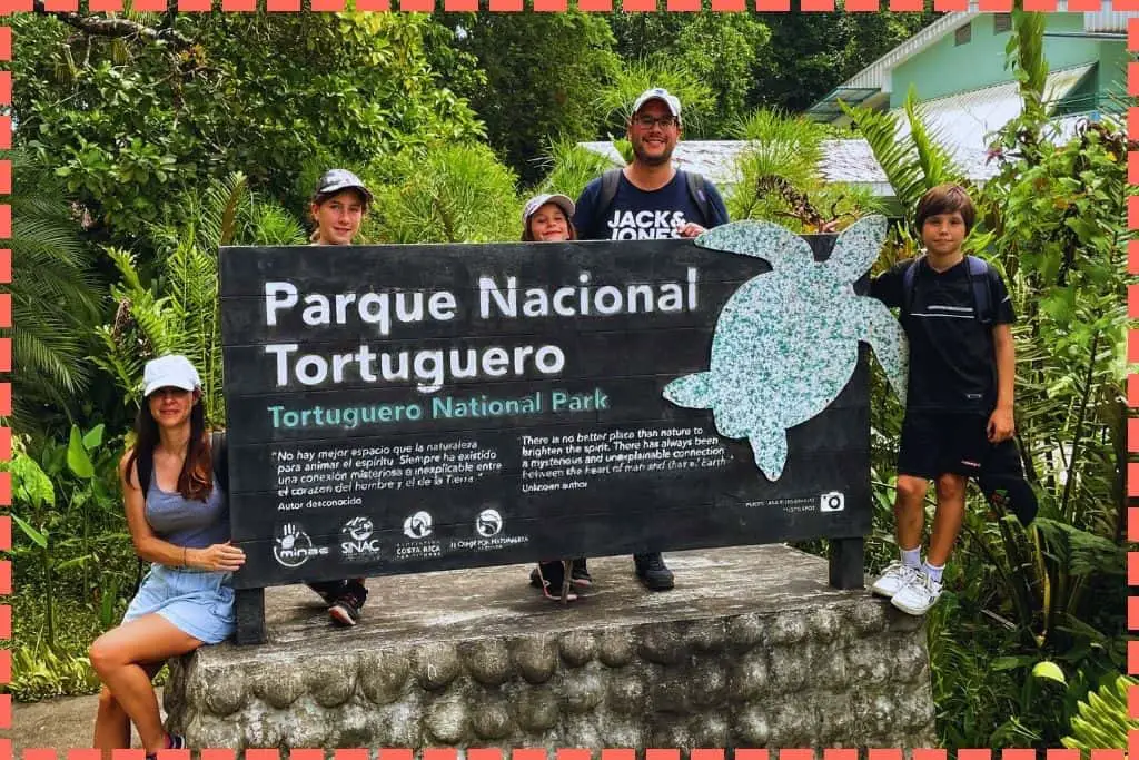 Foto de Familia Watson junto al cartel del Parque Nacional Tortuguero.