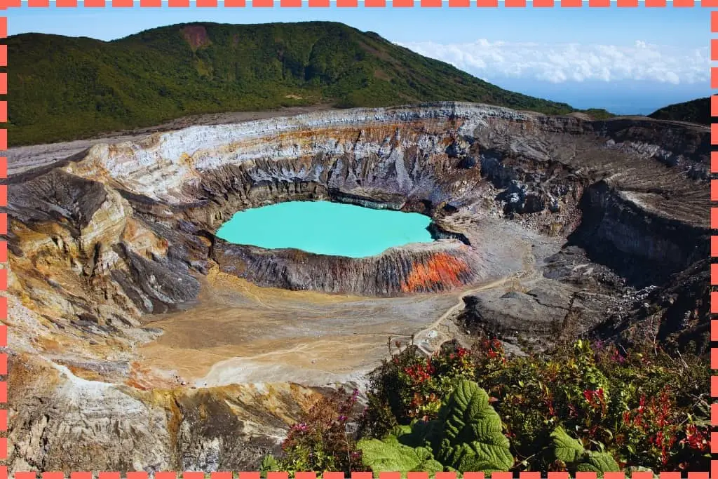 Imagen del volcán Poás con su cráter de color turquesa.