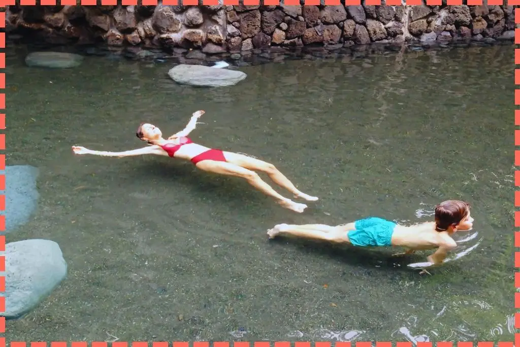 Tere Watson e Ian relajándose mientras flotan en las aguas termales de EcoTermales en La Fortuna.