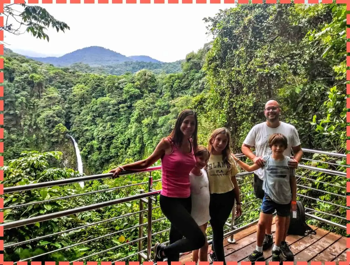 Familia en la cascada La Fortuna. Una Belleza que ver en Costa Rica.