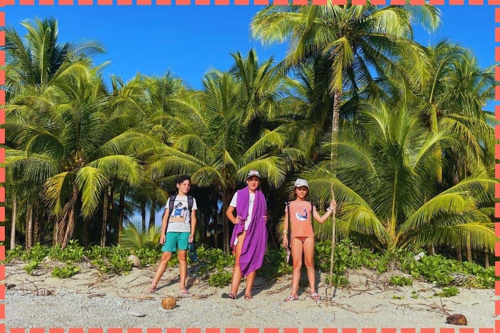 Tres hijos mayores de Tere en Playa Mal País con las palmeras de telón de fondo.