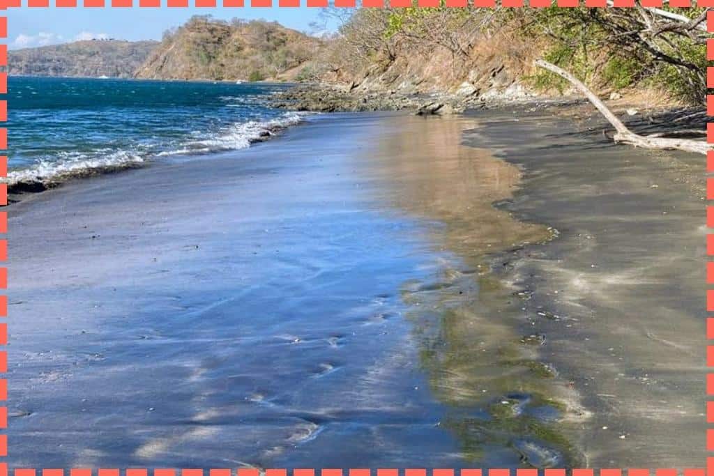Vista del agua cristalina y la arena suave de la pacífica Playa Arenillas en Costa Rica.