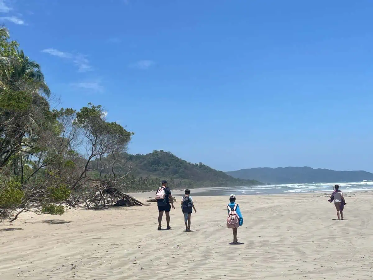 Familia caminando por las inmensas playas de Costa Rica.