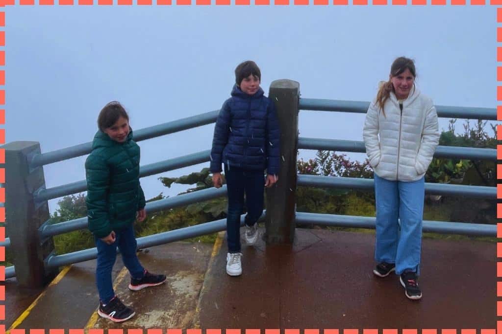 3 hijos de Tere Watson en una foto donde parece que nieva en Costa Rica, pero en verdad es agua de lluvia del Volcán Poás.