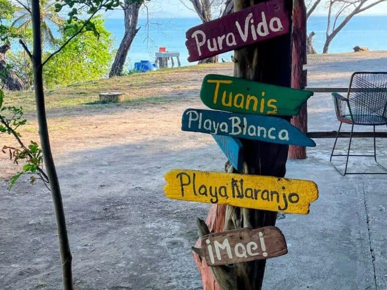 Carteles que reflejan el idioma de Costa Rica