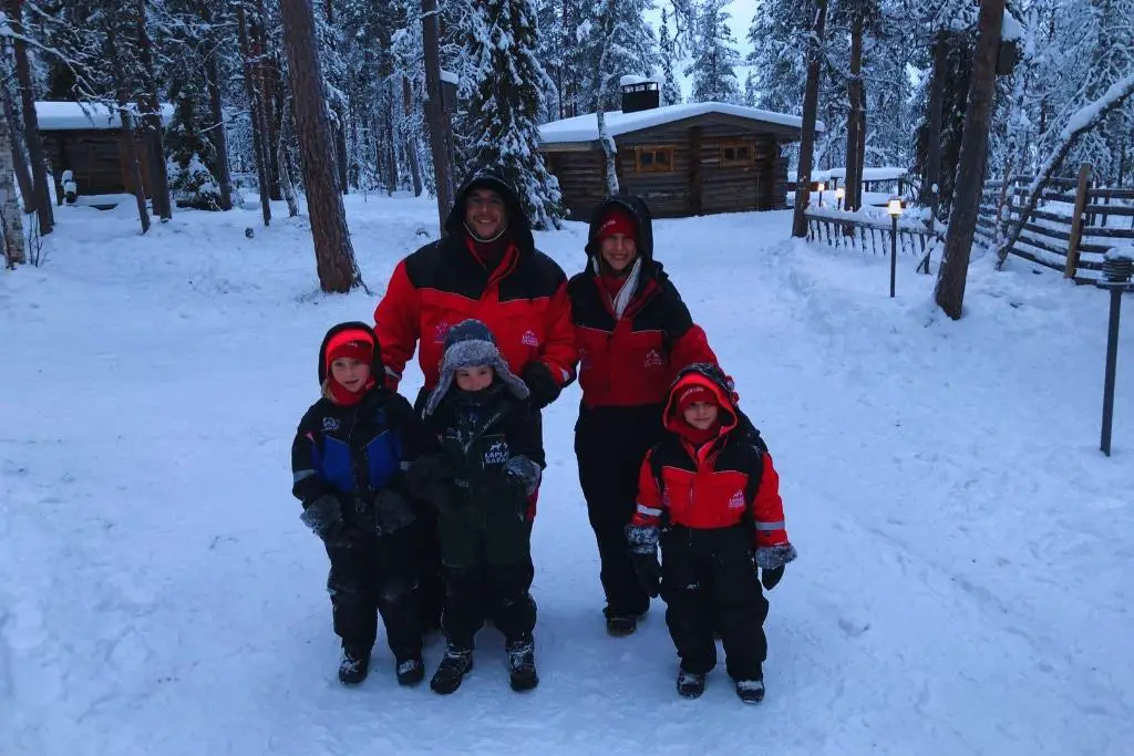 Familia Watson (sin bebé) en Finlandia. Disfrutando de la nieve, bien abrigaditos en una vacaciones en familia.