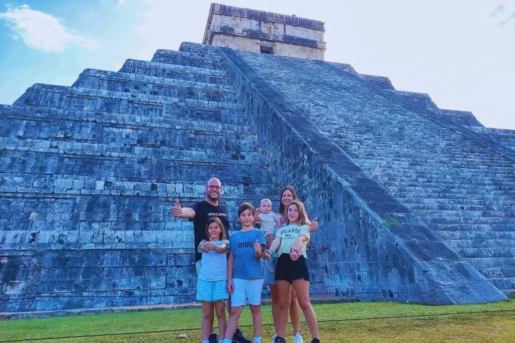 la familia de Tere Watson frente al Chichén Itza en México. Todos con los pulgares haciendo like. Disfrutando de una super vacaciones en familia.