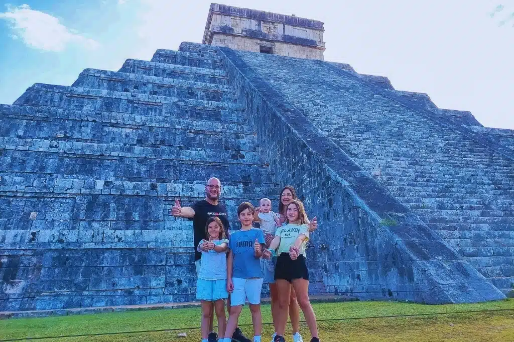 la familia de Tere Watson frente al Chichén Itza en México. Todos con los pulgares haciendo like. Disfrutando de una super vacaciones en familia.