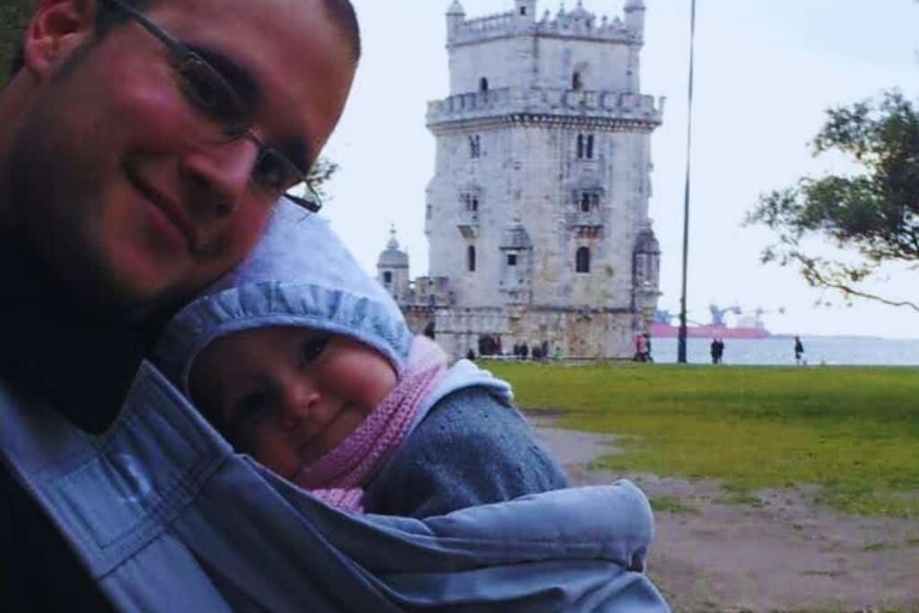 Tirne imagen de Uri con Sofi cuando era bebé frente a la torre de Belén en Portugal. En unas vacaciones familiares cuando aún éramos solo 3.