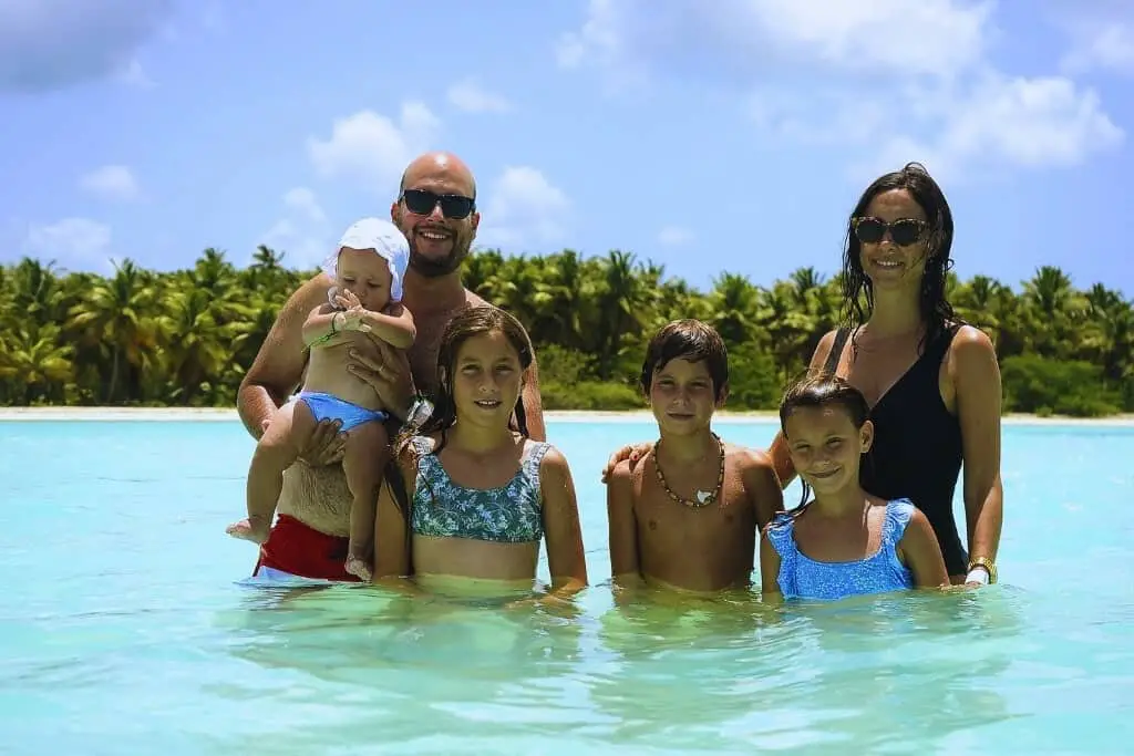 Familia Watson al completo en Punta Cana. En el agua con las palmeras de fondo. Disfrutando de unas fabulosas vacaciones en familia.