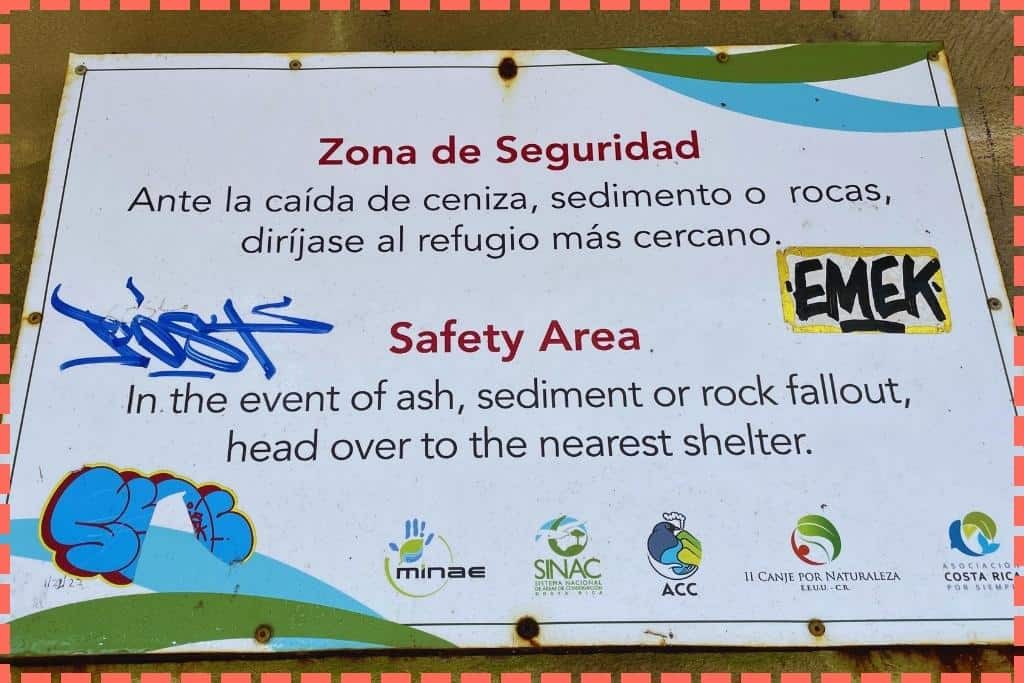 cartel que indica que puede caer ceniza o rocas volcánicas. Sobre la caseta de refugio. No nieva en Costa Rica, pero si caen otras cosas jeje.