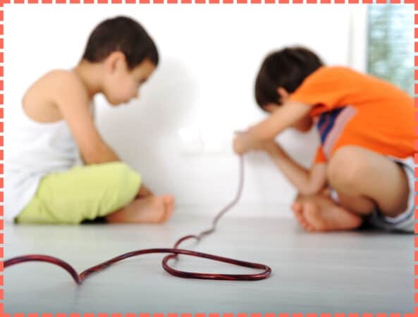 Niños jugando con un cable y Enchufes Costa Rica