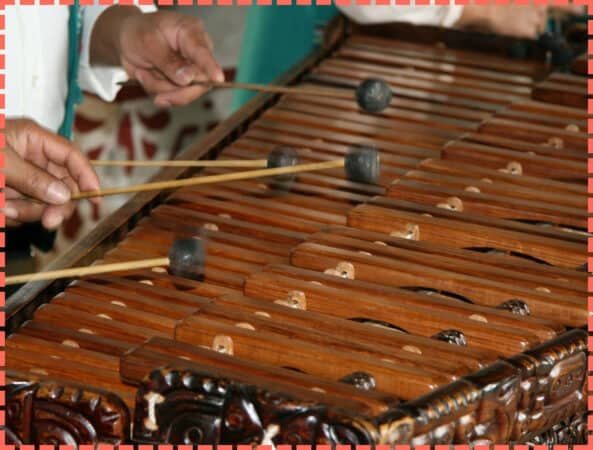 Foto de unas manos tocando la marimba. Instrumento de madera que se utilia para tocar la musica tipica de costa rica