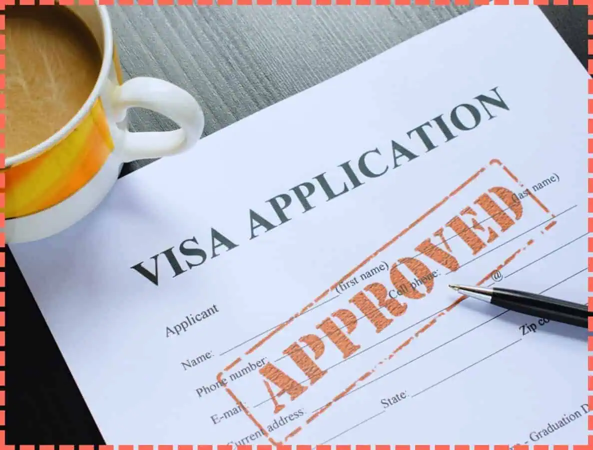 Visado Costa Rica: Requisitos para Viajar 2024 67 Foto del visado acptado para costa rica, con un sello de aceptado, una taa de café y un boli sobre la mesa
