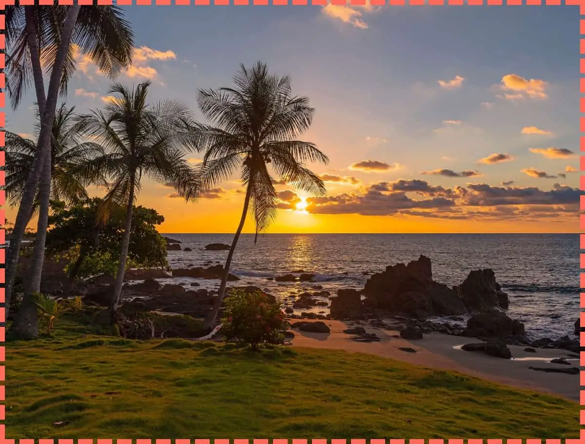 Foto par mostrar el clima en Costa Rica. Atardecer soleado con algunas nubes en la playa, con palmeras.