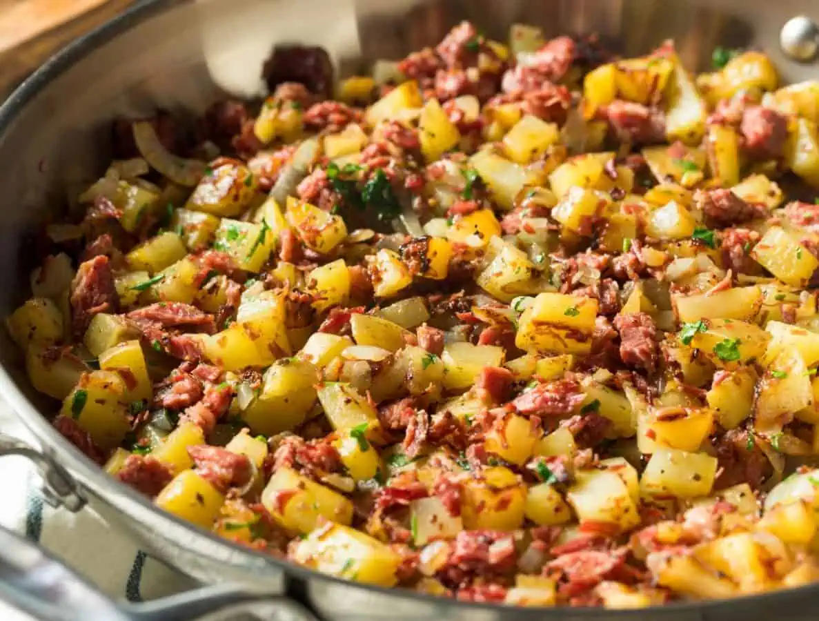 Foto de picadillo con carne picada, patatas y verduras.