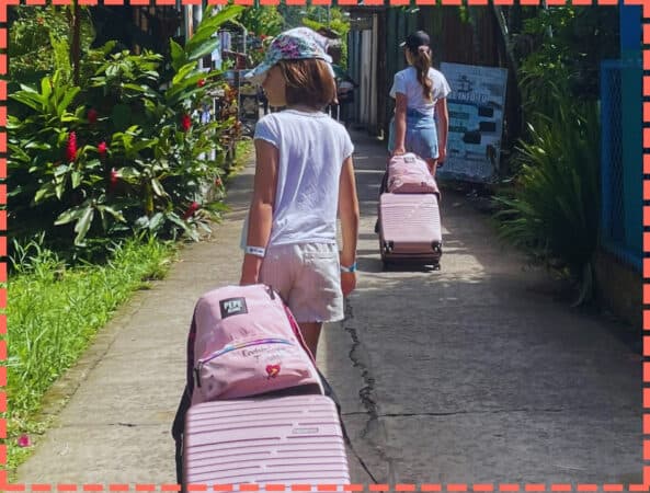 Sofi y Vicky cargando sus maletas de viaje Costa Rica.