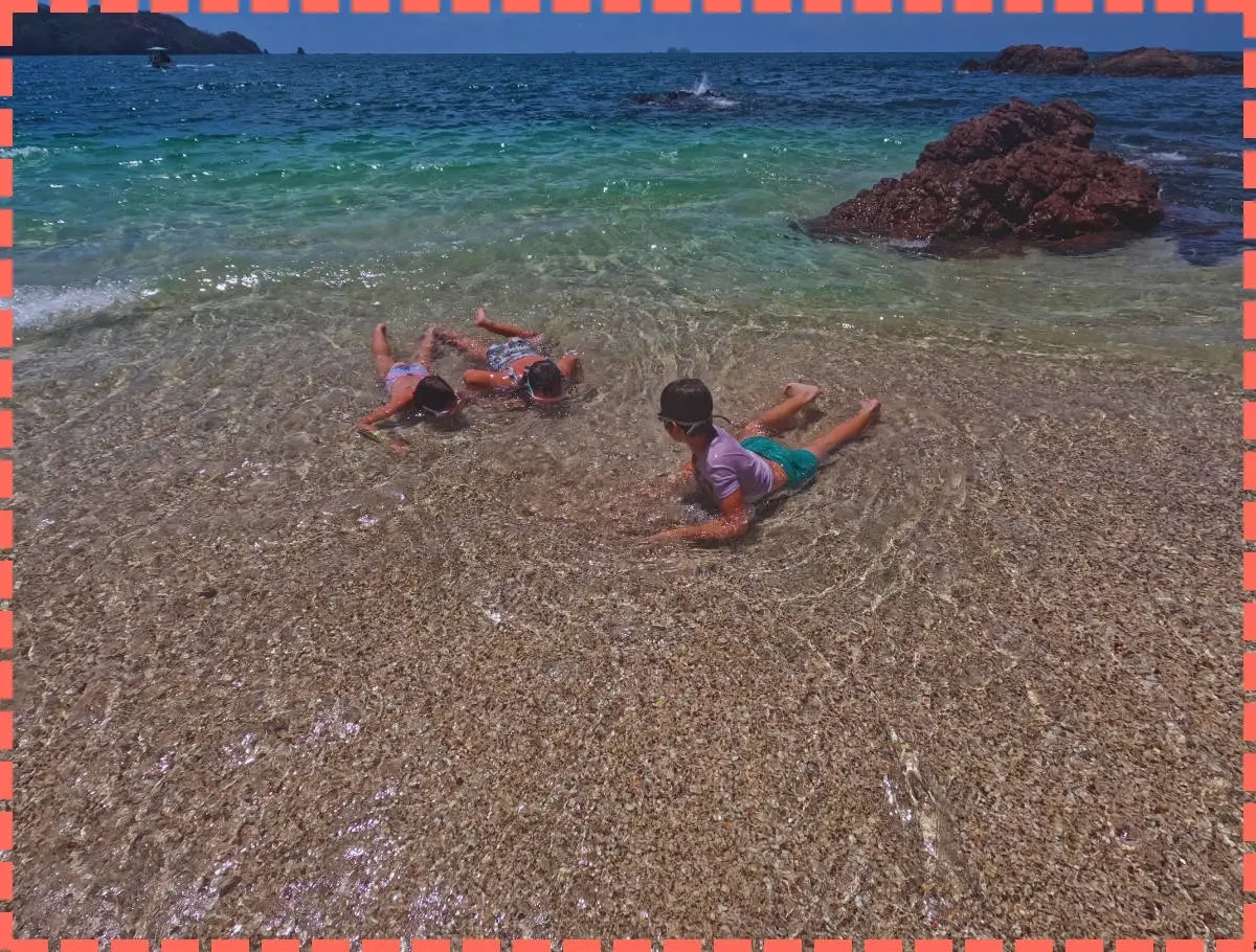 Niños nadando en Playa Conchal. En Costa Rica Guanacaste.