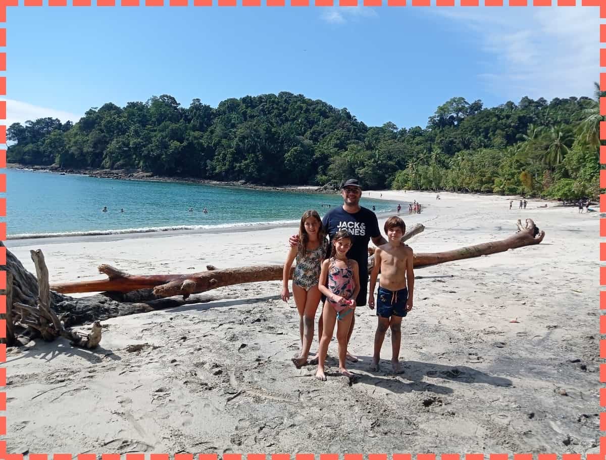 Familia en playa Manuel Antonio en Costa Rica.