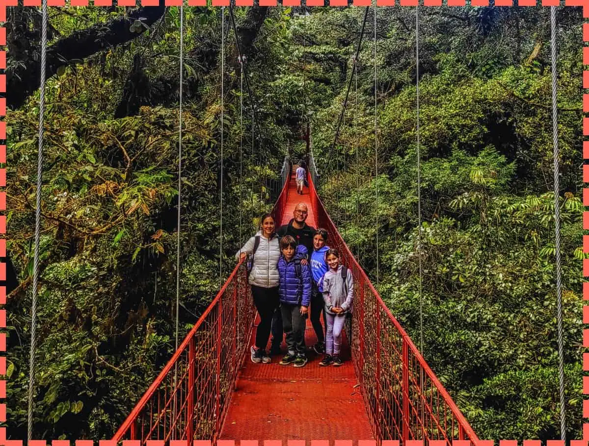 Foto familiar sobre puente del bosque Nuboso de Monteverde en un viaje a Costa Rica 7 días.