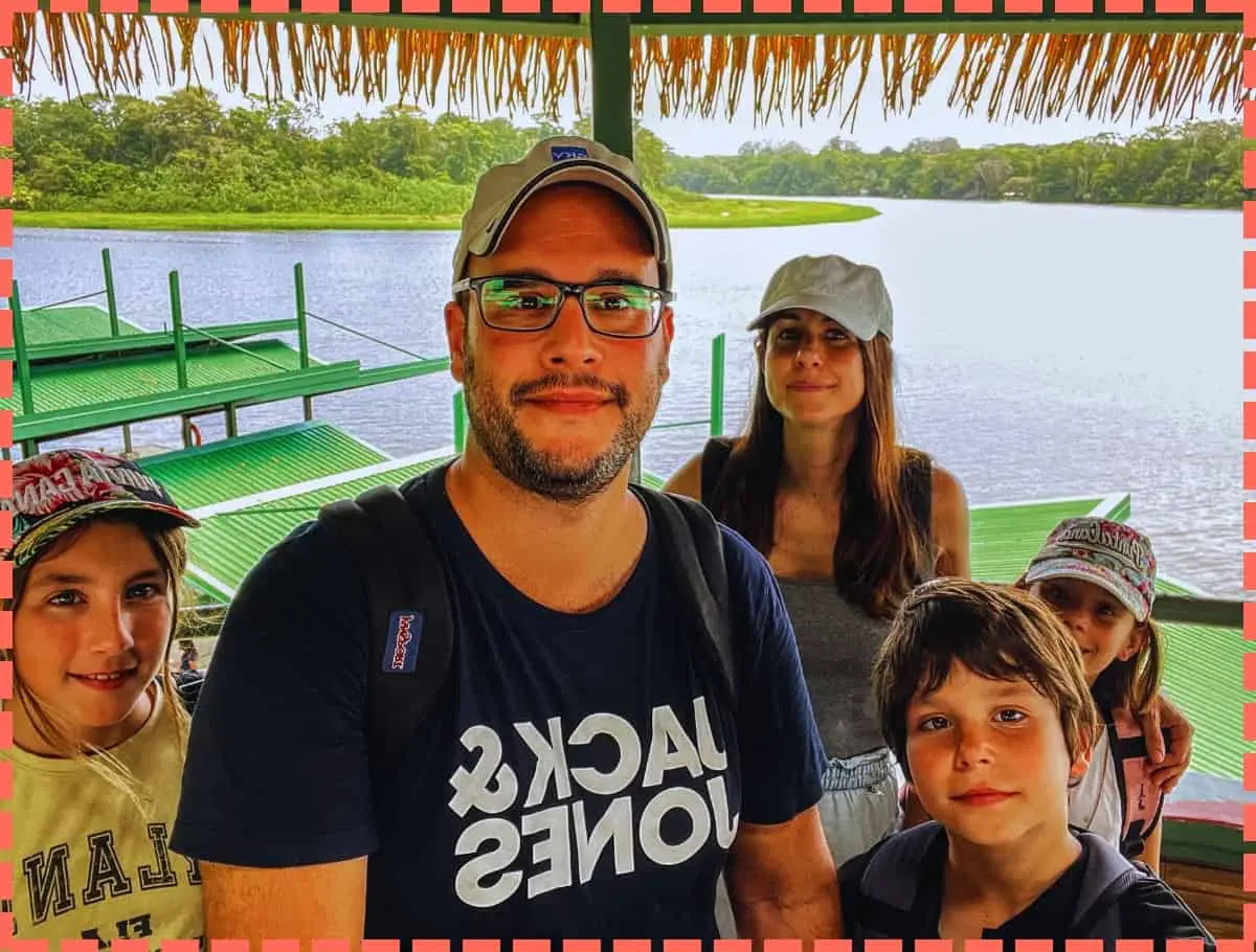 Familia en Tortuguero en un Viaje Costa Rica 10 días.