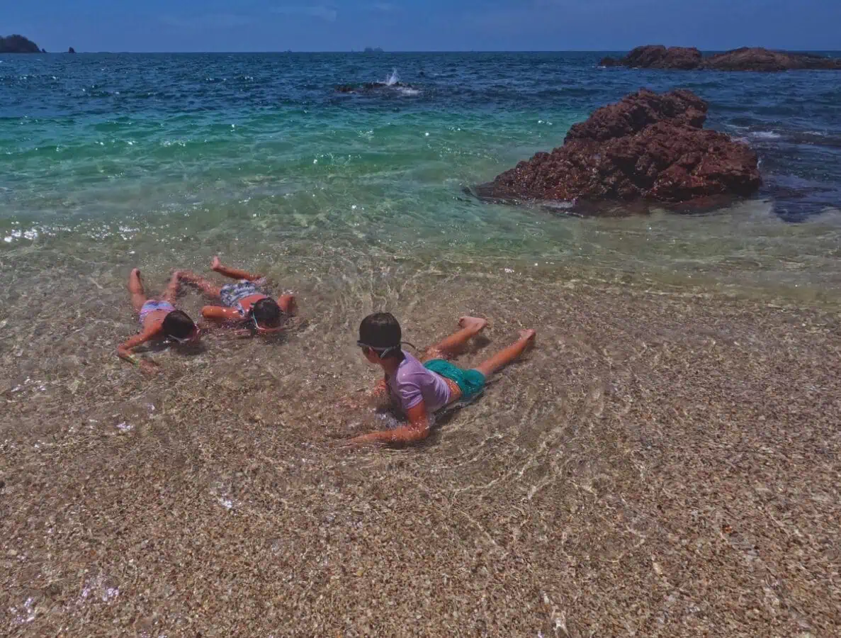 Niños nadando en Playa Conchal. En Costa Rica Guanacaste.