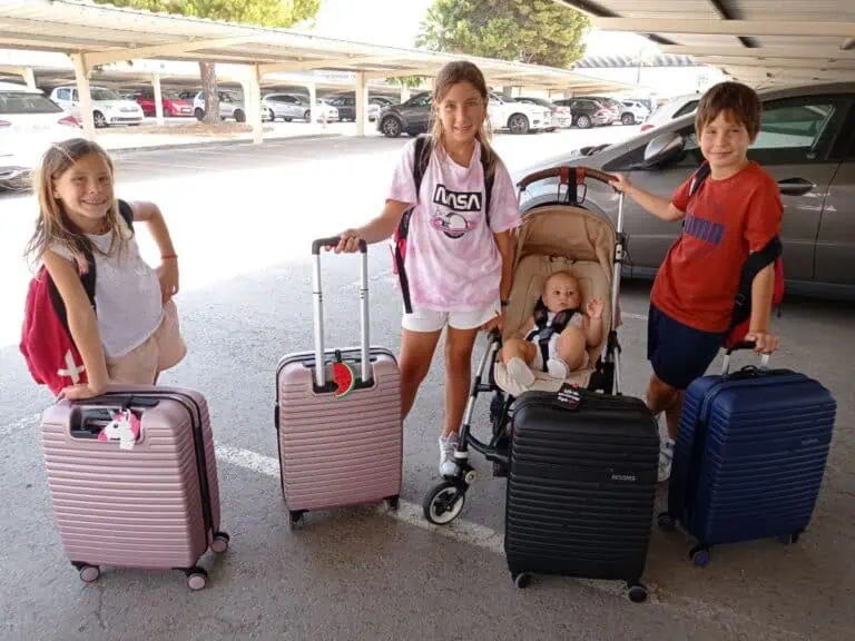 4 hijos de Tere Watson con sus maletas de viaje Costa Rica. Listos para empezar la aventura