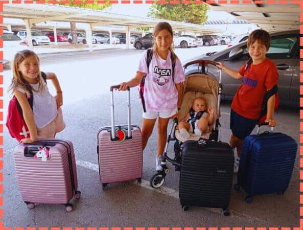 4 hijos de Tere Watson con sus maletas de viaje Costa Rica. Listos para empezar la aventura.