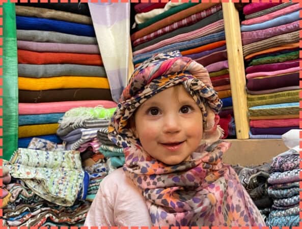 Kiara con el pañuelo a lo árabe en nuestro viaja a Marruecos
