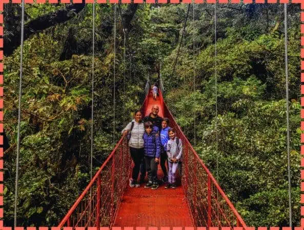 familia en el puente del bosque nuboso de monteverde
