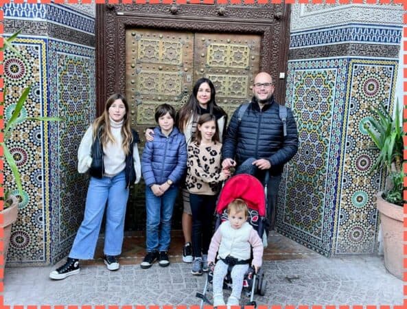 Foto frente a una bonita puerta de Marruecos en familia.