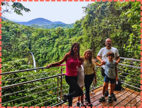 Familia frente a la cascada La fortuna en su  Viaje a Costa Rica.