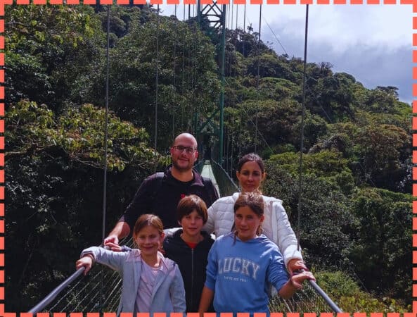 Familia en un puente de Costa Rica