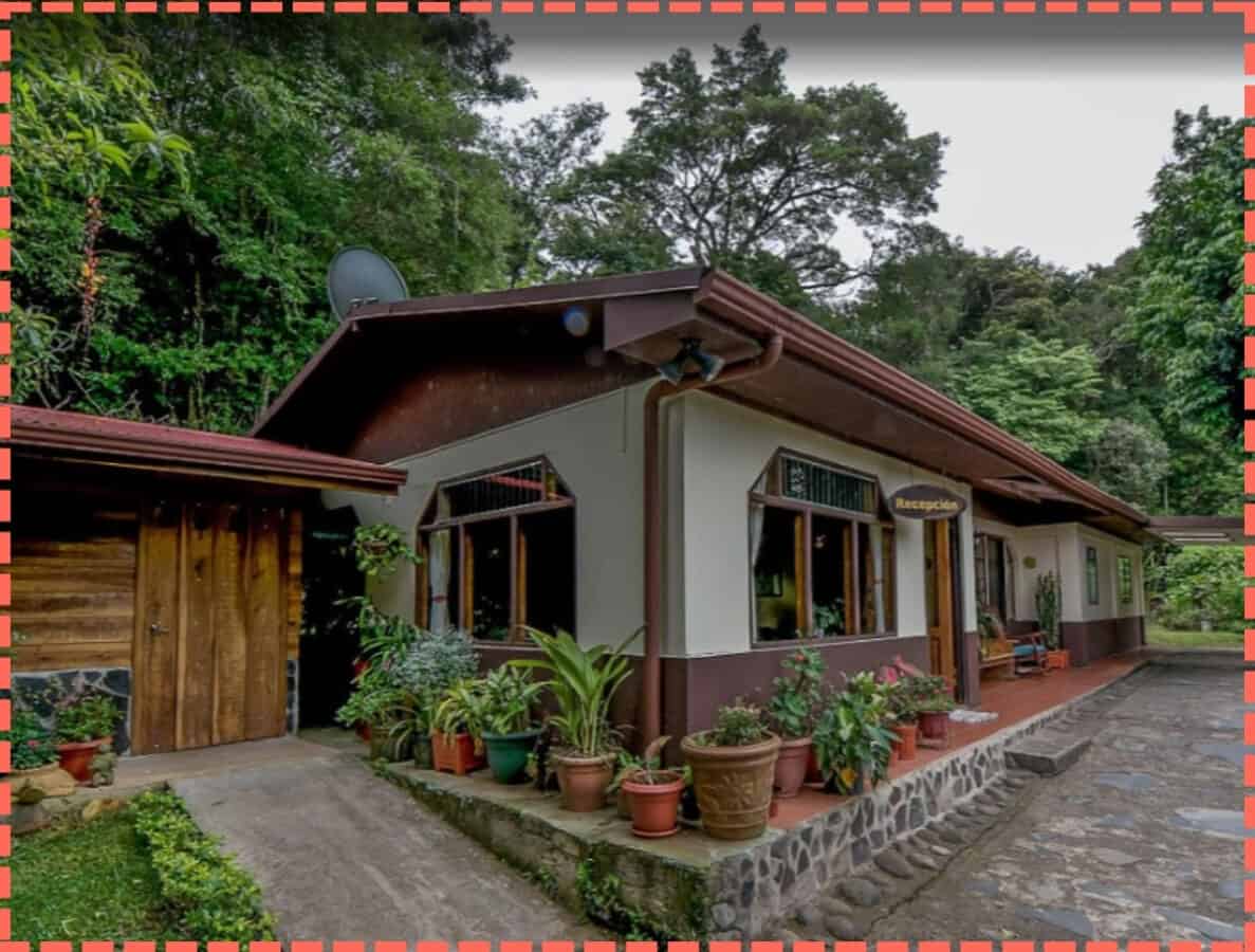 Recepción del hostal Mariposas. Un buen lugar donde alojarse en Monteverde Costa Rica e en familia.