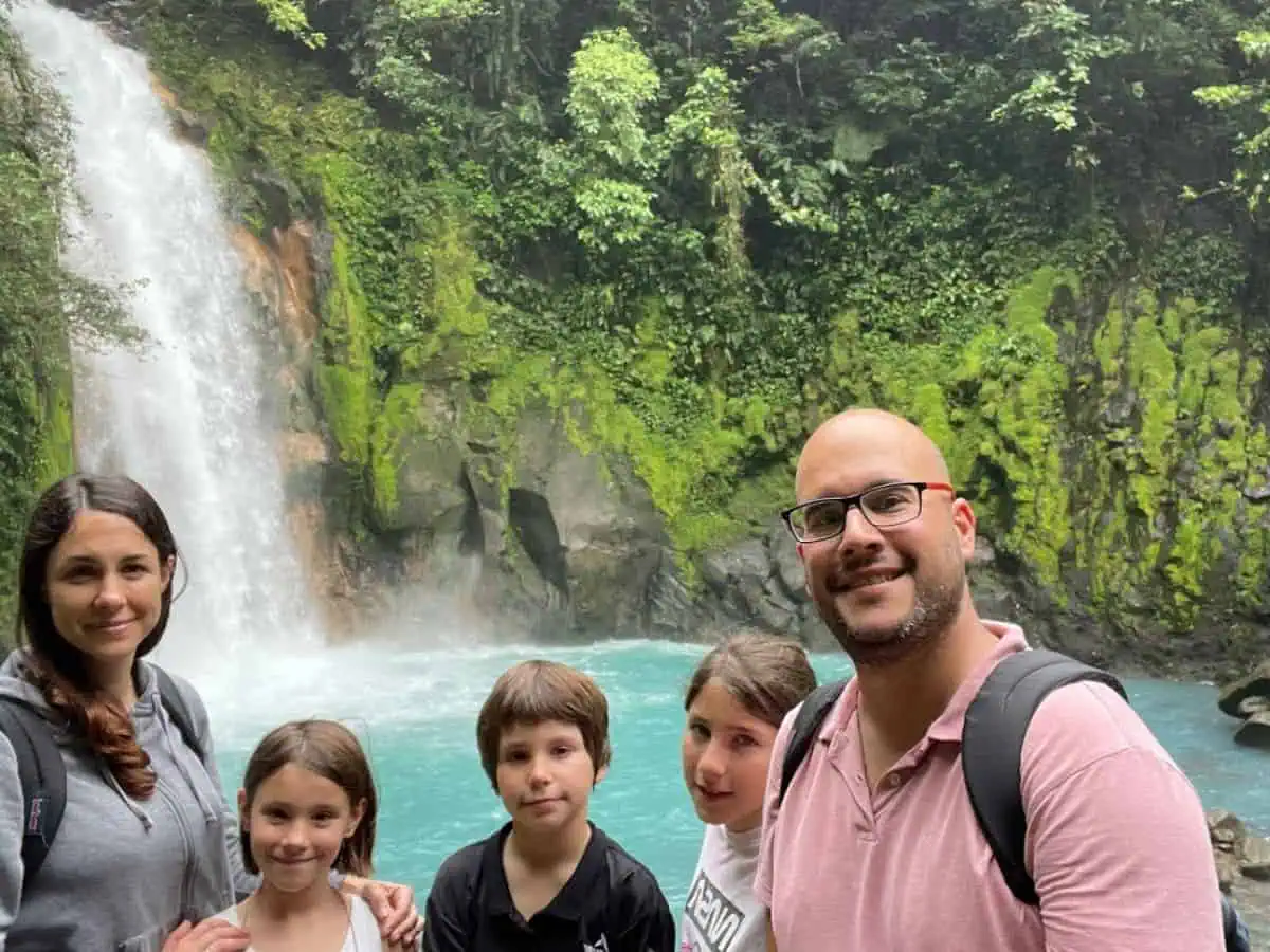 Foto familiar frente a cascada del volcán Tenorio en nuestro viaje a Costa Rica