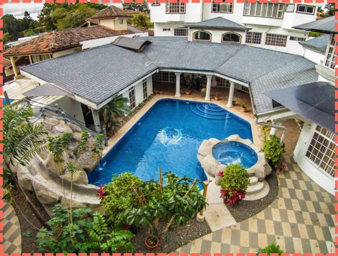 Foto aérea zona piscina hotel Alameda Cariari en San José Costa Rcia.