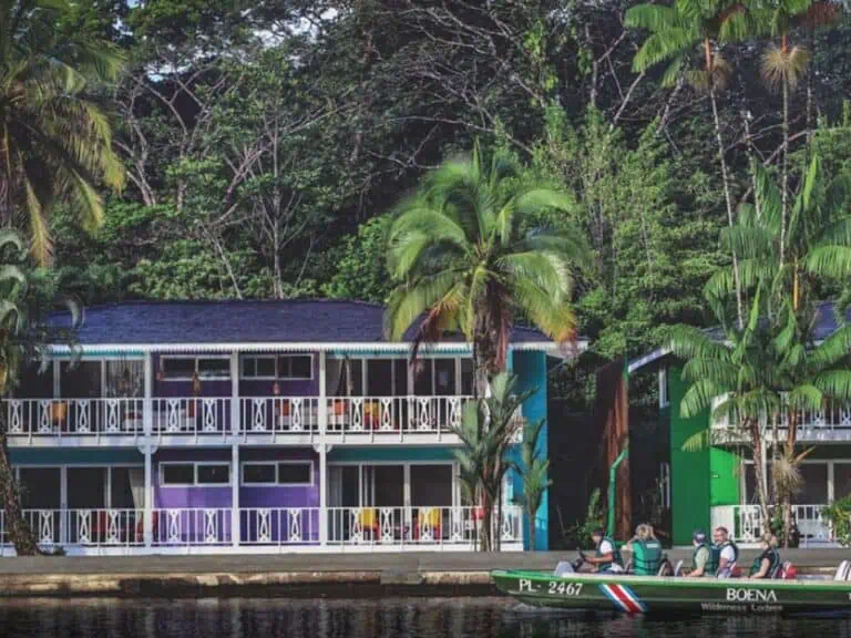 FAchada desde los canales del hotel Tortuguero Lodge & gardens. El hotel mejor valorado donde alojarse en Tortuguero, Costa Rica.