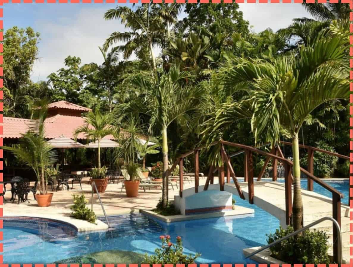 Piscinas del hotel Mawamba Lodge en Tortuguero Costa Rica.